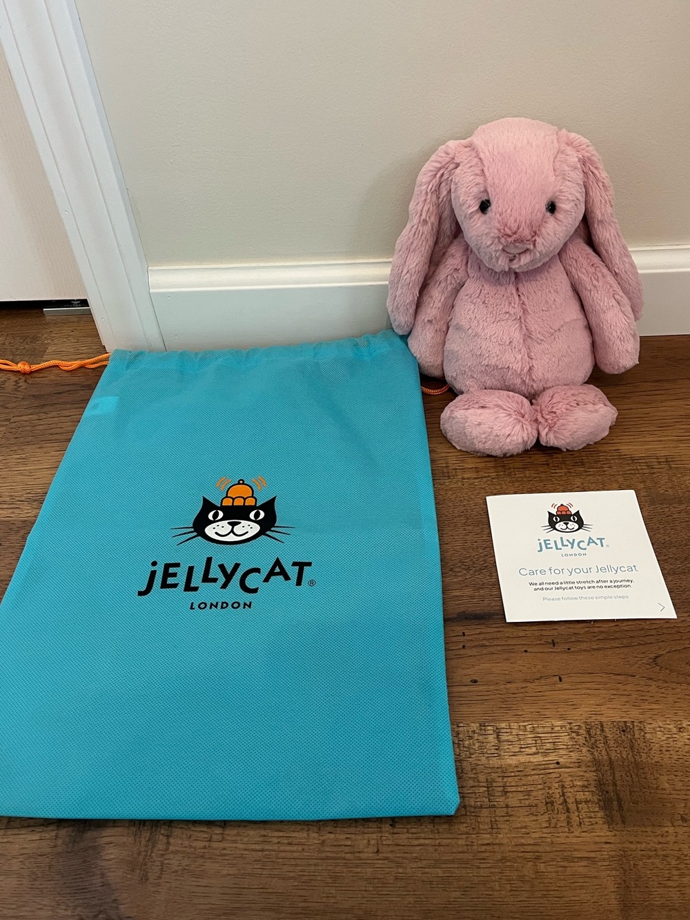 Jellycat Bashful Tulip Bunny - BNWT - Authentic - dust bag included - Picture 2 of 14